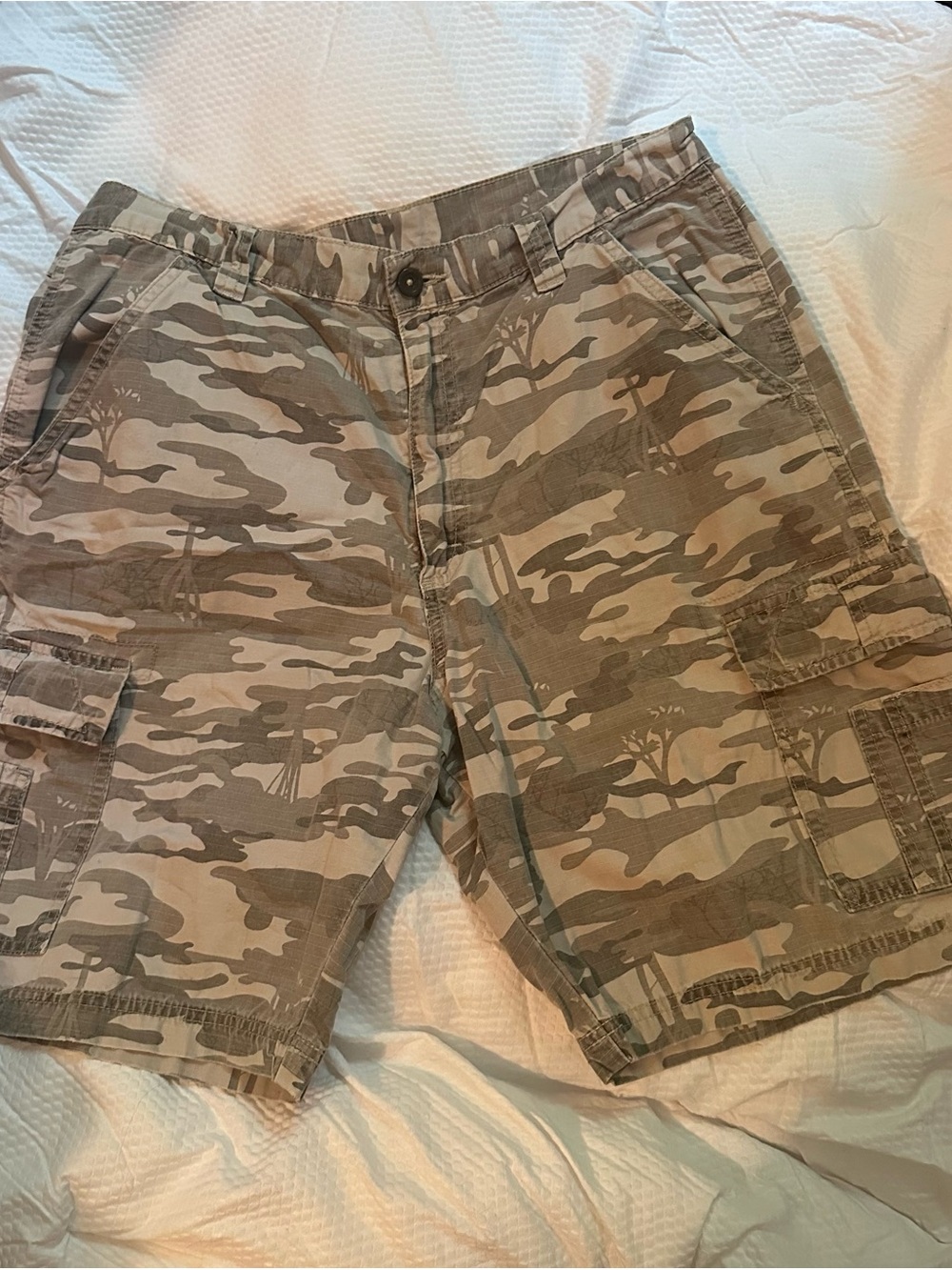 Wrangler Men's Camo Cargo Shorts - Tan & Olive